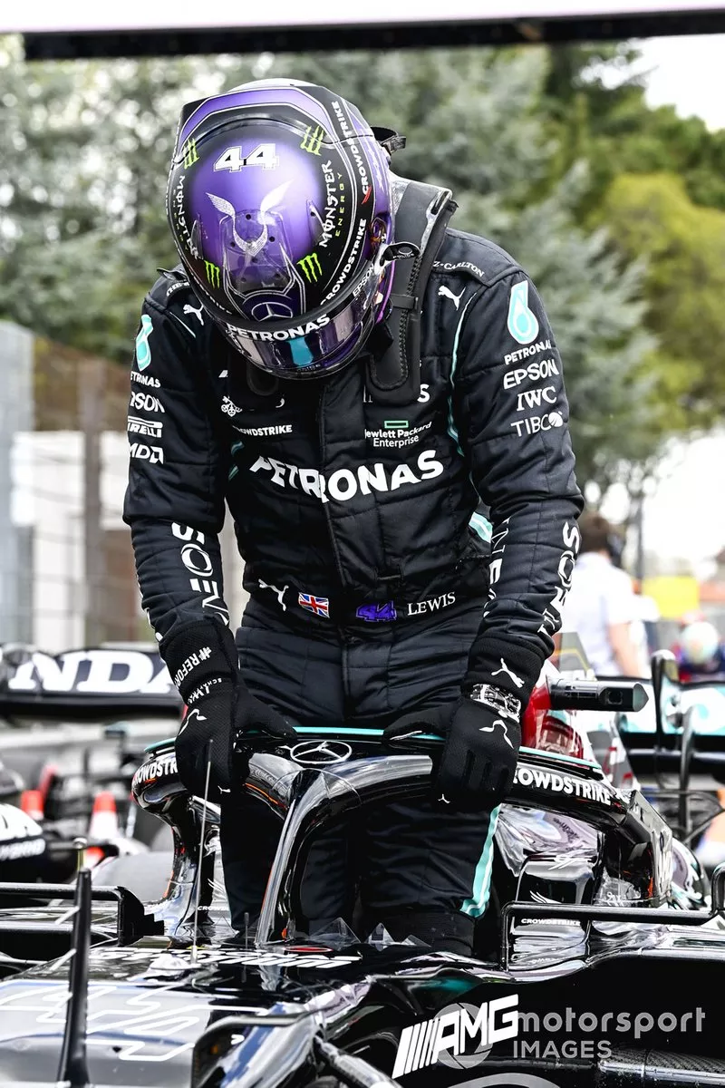 Il Pole man Lewis Hamilton, Mercedes, arriva nel Parc Ferme
