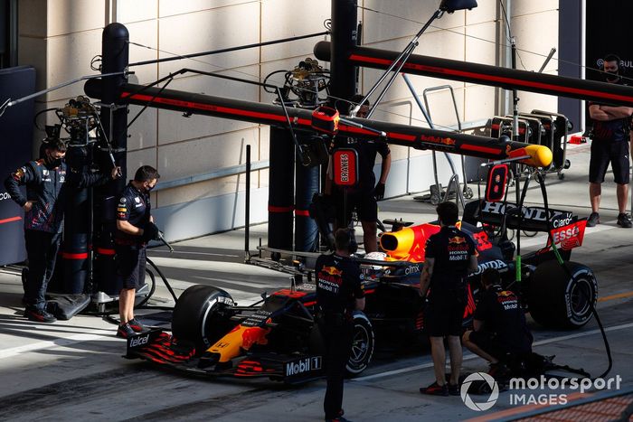 Max Verstappen, Red Bull Racing RB16B, in the pit box