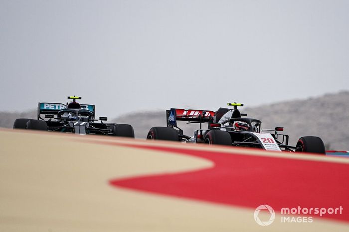 Kevin Magnussen, Haas VF-20, Valtteri Bottas, Mercedes F1 W11
