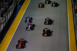 Kimi Raikkonen, Ferrari SF71H, devant Daniel Ricciardo, Red Bull Racing RB14, Sergio Perez, Racing Point Force India VJM11, Esteban Ocon, Racing Point Force India VJM11, Romain Grosjean, Haas F1 Team VF-18, Fernando Alonso, McLaren MCL33, Carlos Sainz Jr., Renault Sport F1 Team R.S. 18, et Nico Hulkenberg, Renault Sport F1 Team R.S. 18, au départ