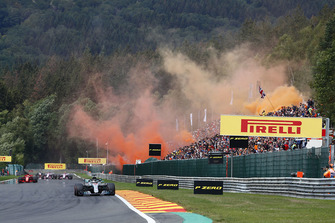 Lewis Hamilton, Mercedes AMG F1 W09, precede Sebastian Vettel, Ferrari SF71H, nel giro di formazione