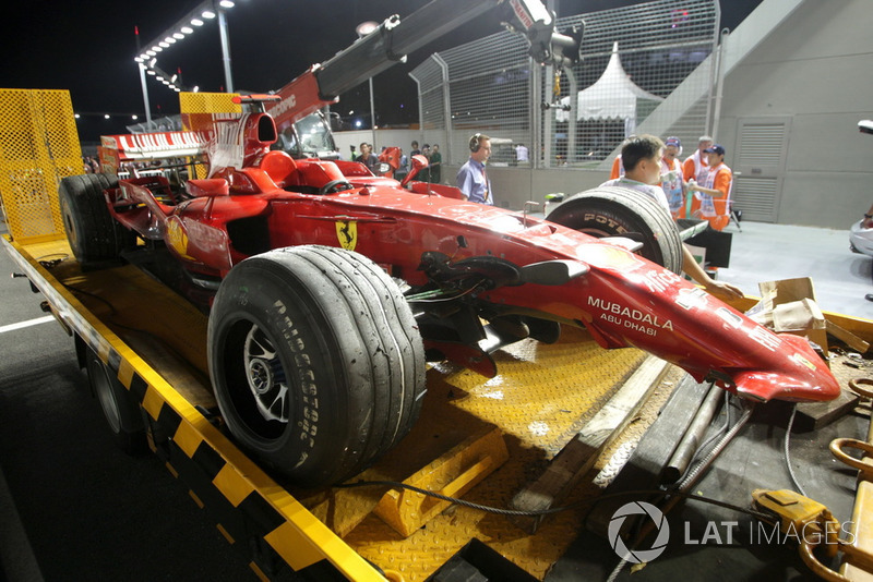 La voiture de Kimi Raikkonen, Ferrari F2008 est évacuée après son accident