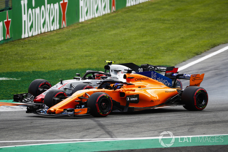 Kevin Magnussen, Haas F1 Team VF-18, e Fernando Alonso, McLaren MCL33, vanno ruota a ruota