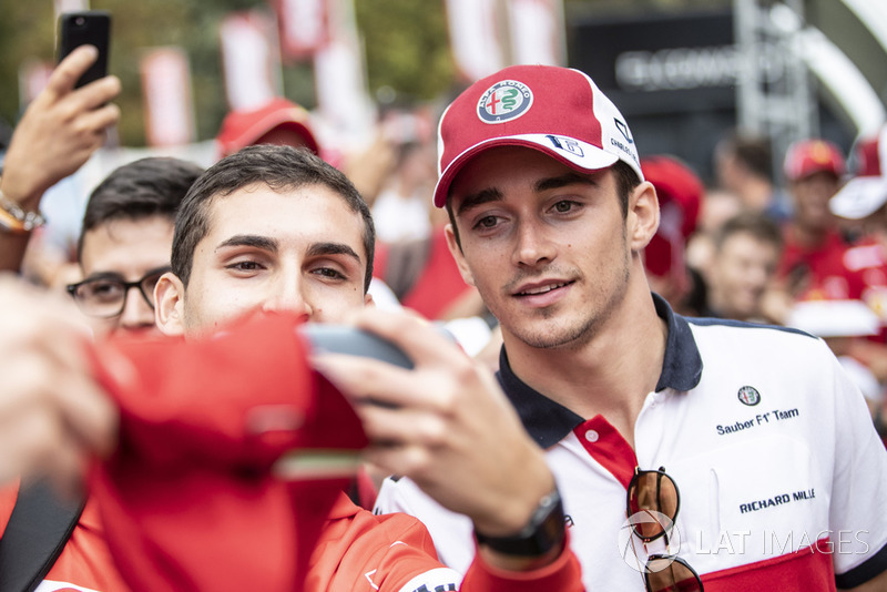 Charles Leclerc, Sauber fans selfie