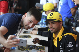 Carlos Sainz Jr., Renault Sport F1 Team fans selfie at the fans autograph session