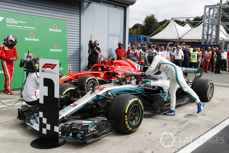 Tercer lugar Valtteri Bottas, Mercedes AMG F1 W09, felicita al ganador de la carrera Lewis Hamilton, Mercedes AMG F1 W09