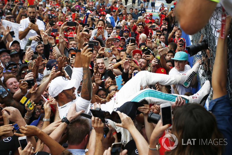 Lewis Hamilton fête sa victoire au milieu des fans