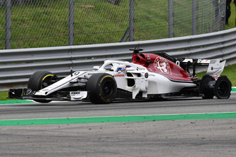Marcus Ericsson, Alfa Romeo Sauber C37 with rear puncture and damage on lap one