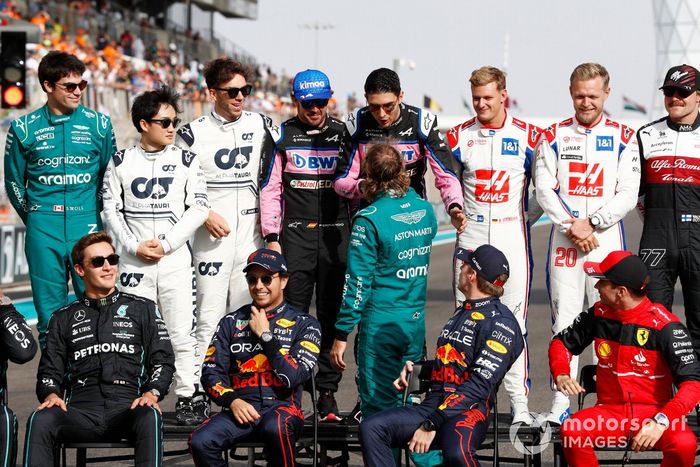 Sebastian Vettel, Aston Martin, saluda a los otros 2022 pilotos de F1 en la parrilla
