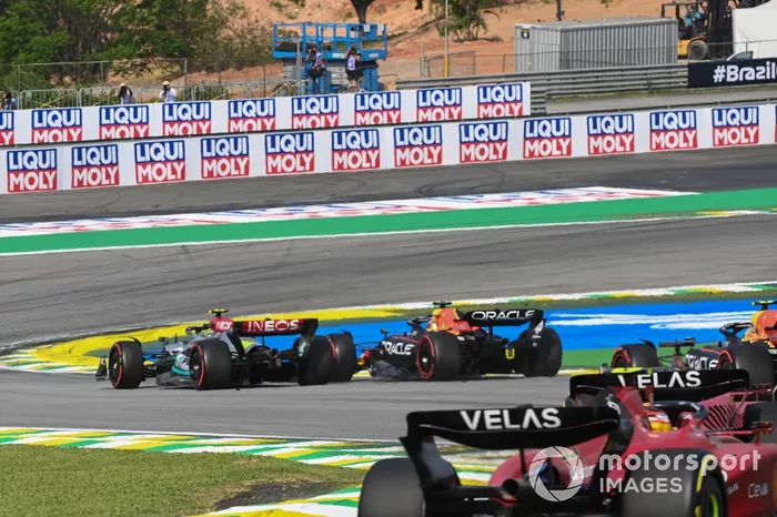 Max Verstappen, Red Bull Racing RB18, choca con Lewis Hamilton, Mercedes W13