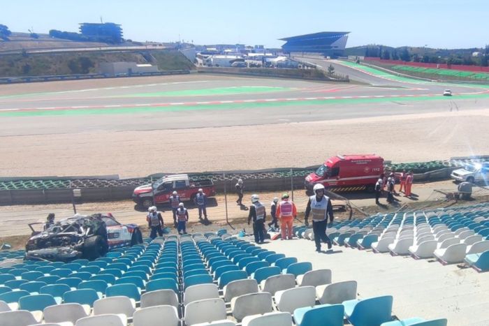 El Porsche de Alexandre Areia, Team Monteiros Competiçoes, sobre las gradas de Portimao