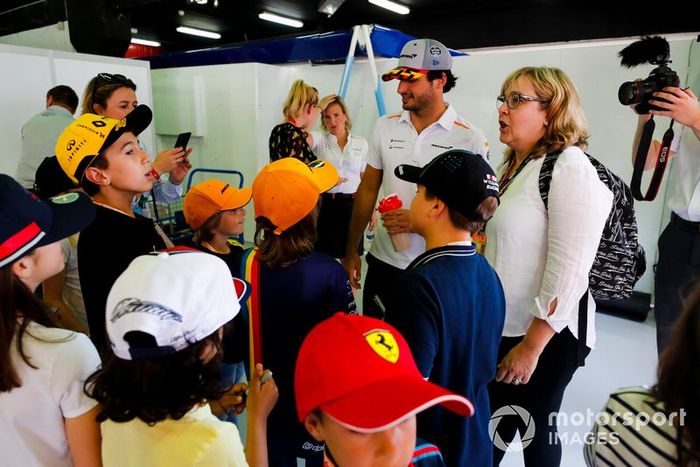 Carlos Sainz Jr., McLaren, firma autógrafos para los jóvenes aficionados 