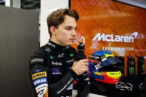 Oscar Piastri, McLaren F1 Team, in de garage voorafgaand aan Vrije Training 3