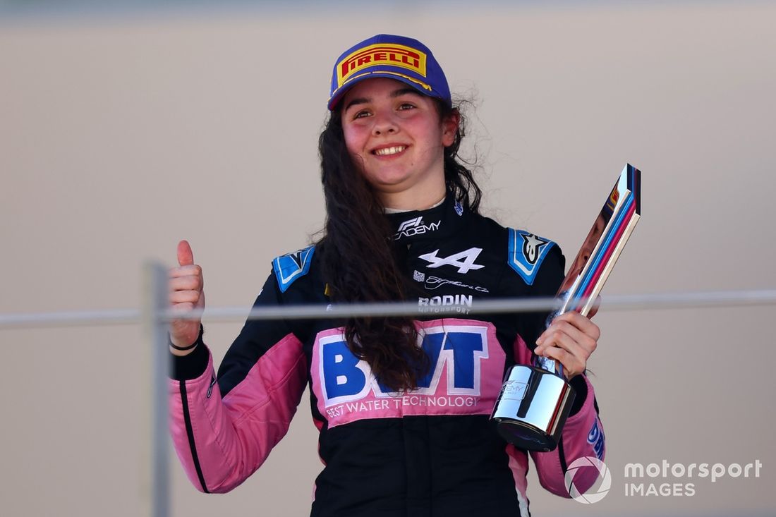 Segundo clasificado Abbi Pulling, Rodin Motorsport celebra en el podio