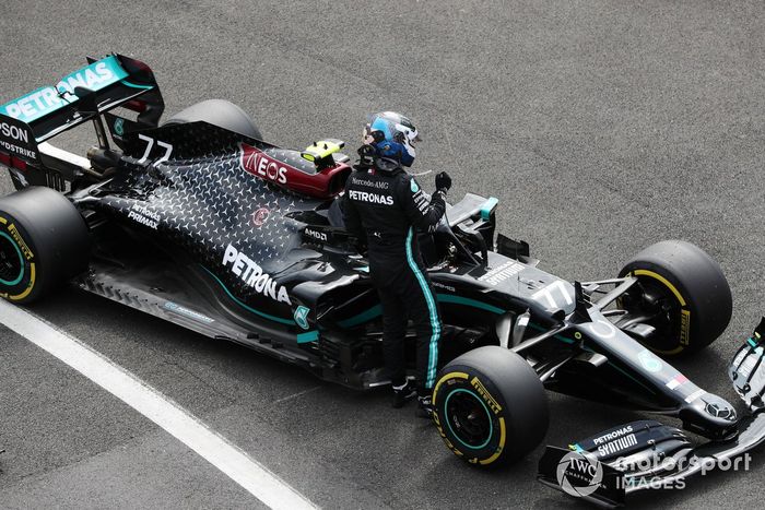 Ganador de la pole Valtteri Bottas, Mercedes AMG F1