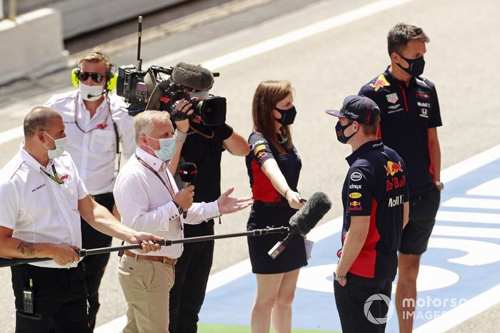 Max Verstappen, Red Bull Racing, es entrevistado por Johnny Herbert de la televisión Sky