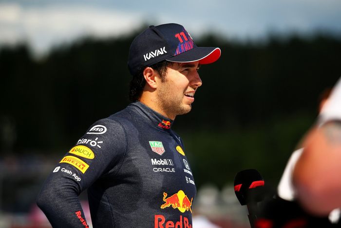 Tercer puesto Sergio Pérez, Red Bull Racing, en Parc Ferme