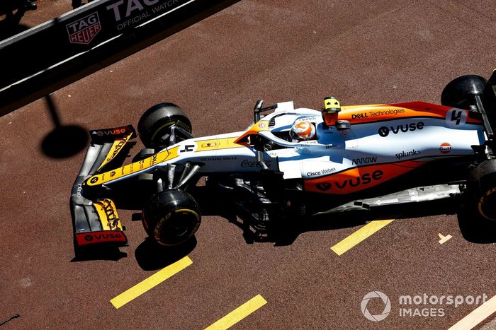 Lando Norris, McLaren MCL35M, lascia il garage