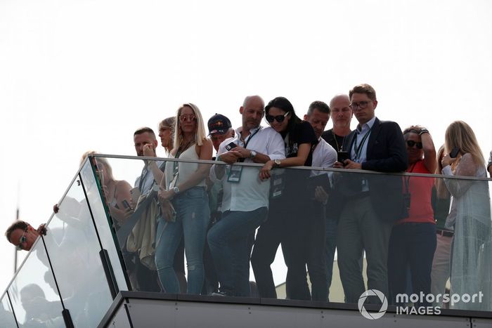 Los fans observan la ceremonia del podio desde un balcón