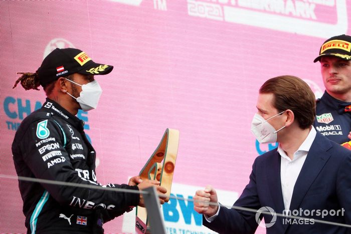Podio: segundo lugar Lewis Hamilton, Mercedes