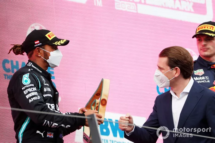 Podio: segundo lugar Lewis Hamilton, Mercedes