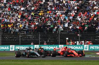 Lewis Hamilton, Mercedes-AMG F1 W09 en Kimi Raikkonen, Ferrari SF71H in duel