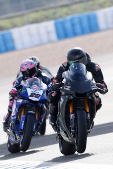 Lewis Hamilton prova la Yamaha Superbike