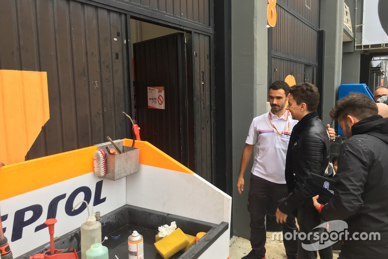 Jorge Lorenzo saat menginjakan kaki di garasi Honda