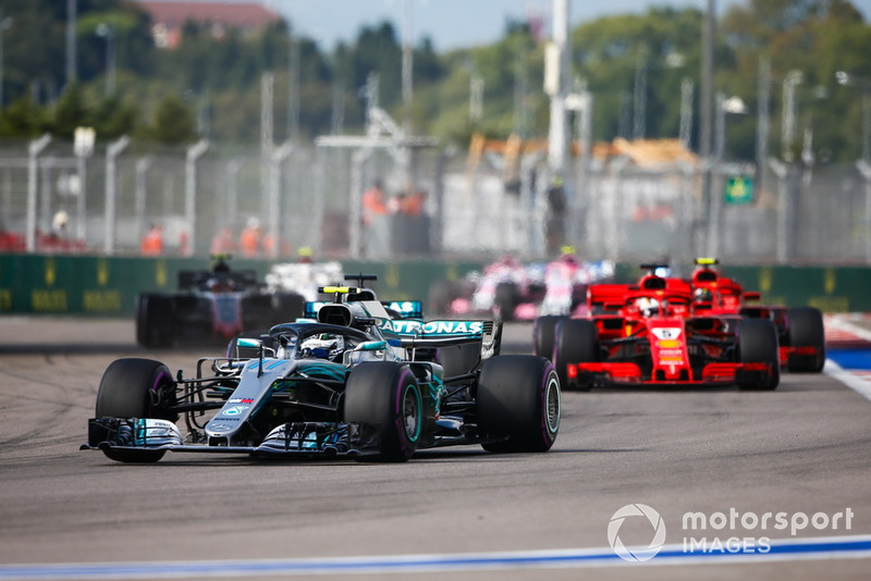 Valtteri Bottas, Mercedes AMG F1 W09, voor Sebastian Vettel, Ferrari SF71H 