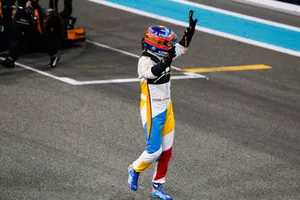 Fernando Alonso, McLaren, saluta i tifosi al termine della sua ultima gara in F1