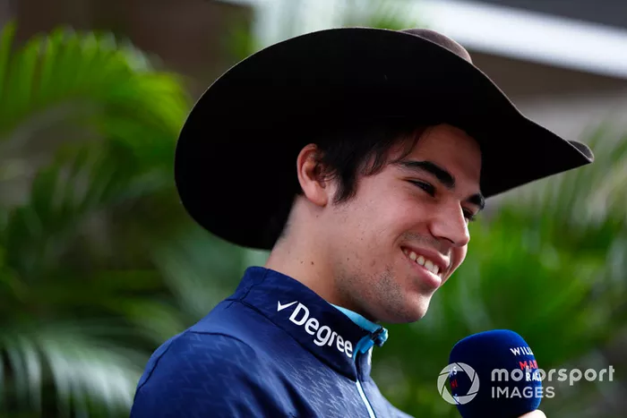 Lance Stroll, Williams Racing, es entrevistado con un sombrero de vaquero.