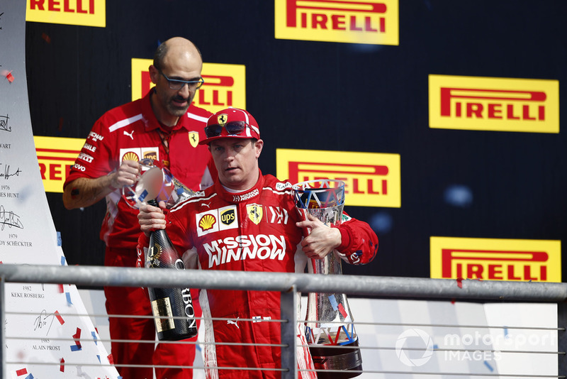 Kimi Raikkonen, Ferrari, con lo champagne e il trofeo sul podio dopo aver vinto la gara
