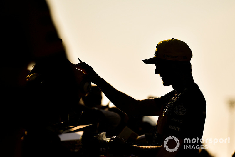 Nico Hulkenberg, Renault Sport F1 Team signs autographs for the fans