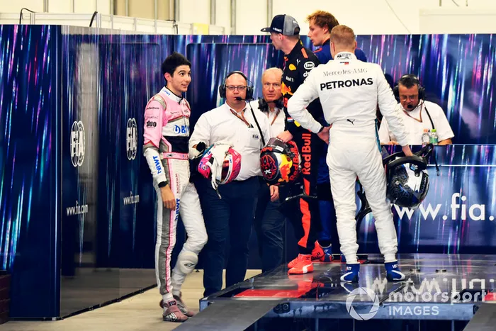 Max Verstappen, Red Bull Racing y Esteban Ocon, Racing Point Force India discuten en la sala de pesaje de la FIA ante la mirada de Bottas y Hartley