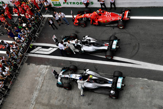 Valtteri Bottas, Mercedes AMG F1, Lewis Hamilton, Mercedes AMG F1 ve Sebastian Vettel, Ferrari, parc ferme