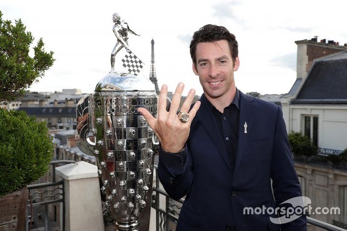 Simon Pagenaud con el Trofeo Borg-Warner en París