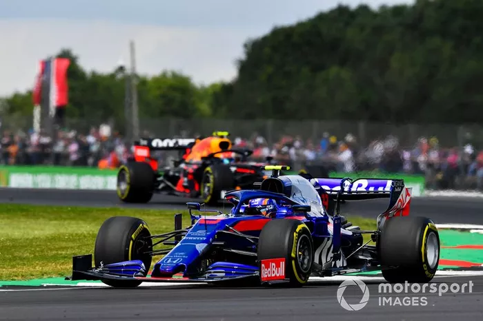 Alexander Albon, Toro Rosso STR14, Pierre Gasly, Red Bull Racing RB15