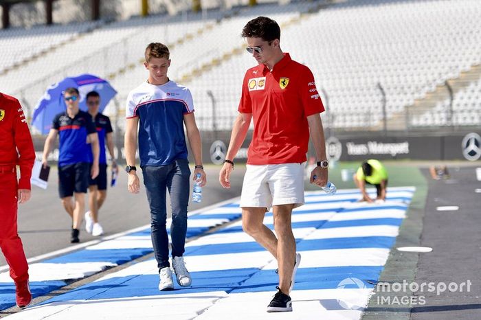 Charles Leclerc, Ferrari recorre la pista con su hermano Arthur Leclerc
