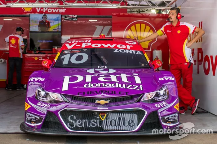 Transplante de capôs dos carros Shell e Prati Donaduzzi na etapa do Velopark