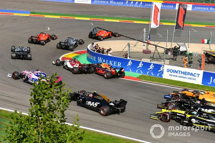 Charles Leclerc, Ferrari SF90, lidera Sebastian Vettel, Ferrari SF90, Lewis Hamilton, Mercedes AMG F1 W10 y Valtteri Bottas, Mercedes AMG W10. Detrás, Max Verstappen, Red Bull Racing RB15 toma contacto con Kimi Raikkonen, Alfa Romeo Racing C38 