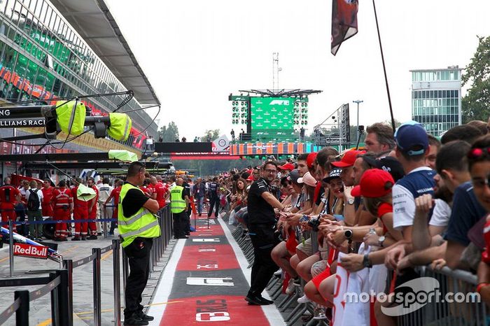 Aspectos en el pitlane con fans