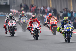 Valentino Rossi, Yamaha Factory Racing; Andrea Dovizioso, Ducati Team