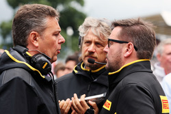 Mario Isola, Pirelli Racing Manager (Links) met Paul Hembery, Pirelli Motorsport Director (Rechts)