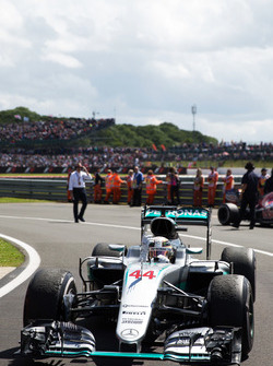 Переможець Льюіс Хемілтон, Mercedes AMG F1 W07 Hybrid святкує у закритому парку