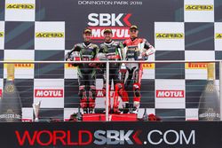 Podium : le vainqueur Tom Sykes, Kawasaki Racing Team, le deuxième Jonathan Rea, Kawasaki Racing Team, et le troisième Chaz Davies, Aruba.it Racing - Ducati Team