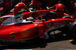 Kimi Raikkonen, Ferrari SF16-H y su compñero Sebastian Vettel, Ferrari SF16-H in the pits