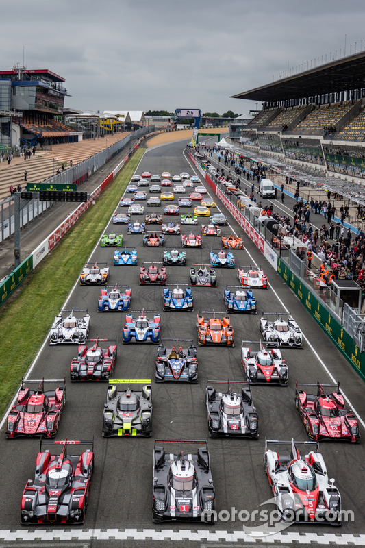 La sesión de fotos tradicional de los coches de Le Mans