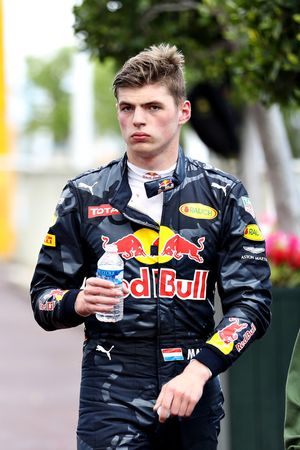 Max Verstappen, Red Bull Racing camina hacia los pits
