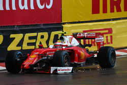 Kimi Raikkonen, Scuderia Ferrari SF16-H perde la sua ala anteriore