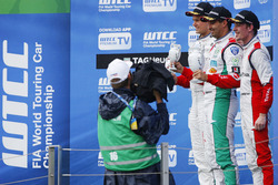 Podio: ganador Mehdi Bennani, Sébastien Loeb Racing, Citroën C-Elysée WTCC; segundo lugar Tom Chilt